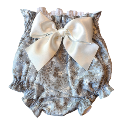 Calção infantil cinza com padrão floral, laço branco de cetim e folhos