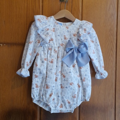 Macacão para bebé branco com estampado azul e castanho, folhos e laço azul