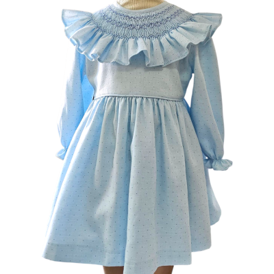 Vestido infantil azul claro com folhos e padrão de pequenos pontos escuros