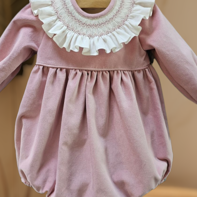 Vestido de bebé rosa com gola branca plissada e bordados cor de rosa