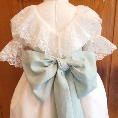 Vestido infantil branco com gola de renda e laço azul claro