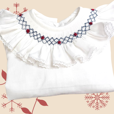 Blusa de bebé branca com gola franzida e bordado colorido