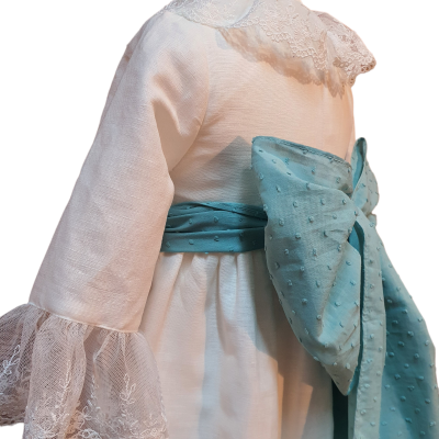 Vestido branco para criança com gola rendada e laço azul de tecido texturizado nas costas