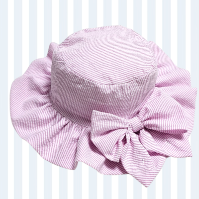 Chapéu rosa e branco às riscas com laço e aba larga