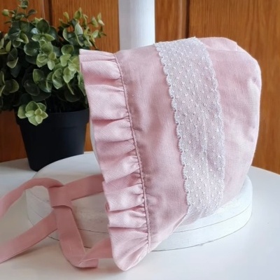 Chapéu de bebé rosa com faixa branca rendada
