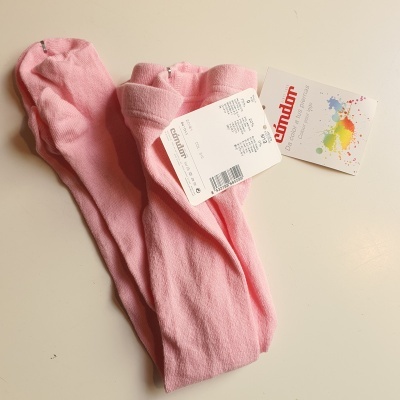 Par de meias longas cor-de-rosa com etiquetas da marca Condor sobre fundo branco