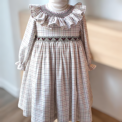 Vestido infantil de algodão com padrão de quadrícula e bordados coloridos