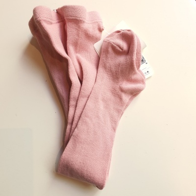 Collants cor-de-rosa em tecido macio sobre fundo branco