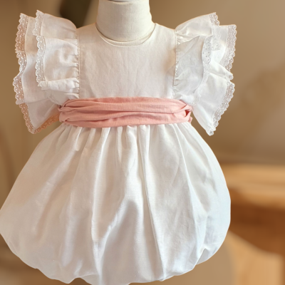 Vestido infantil branco com babados e faixa rosa claro