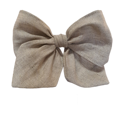 Laço de tecido bege em fundo branco