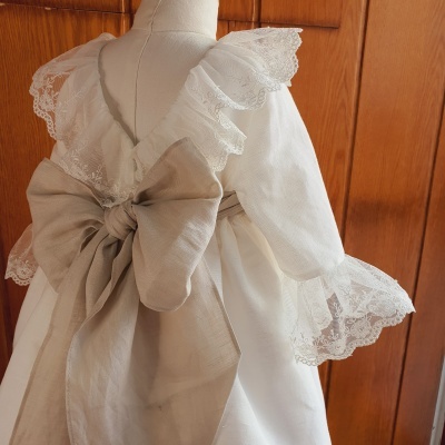 Vestido infantil branco com renda e laço bege nas costas