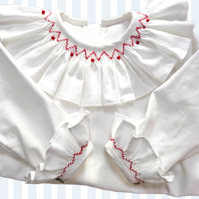 Blusa branca com gola e punhos frisados e bordado vermelho