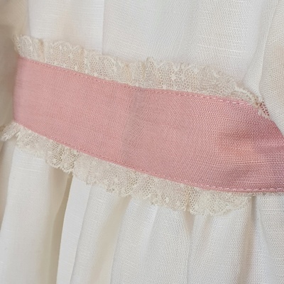 Vestido branco com faixa rosa e renda branca
