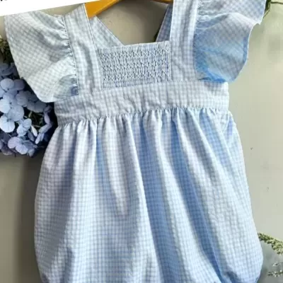 Fato de bebé azul claro e branco com padrão xadrez