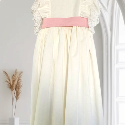 Vestido comprido de criança com cinto rosa e folhos em renda branca nas mangas