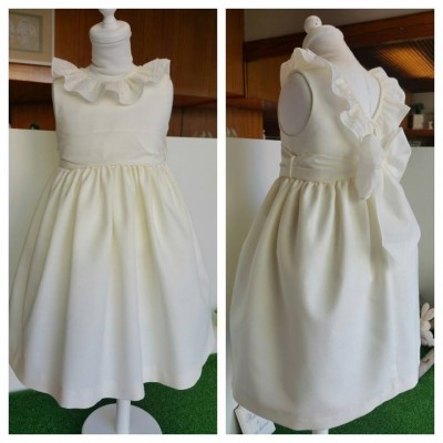 Vestido infantil branco com folhos e laço em manequim