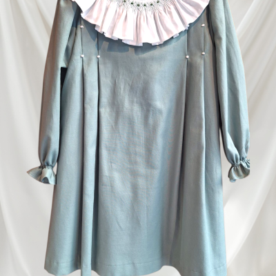 Vestido infantil azul com gola branca franzida e bordados