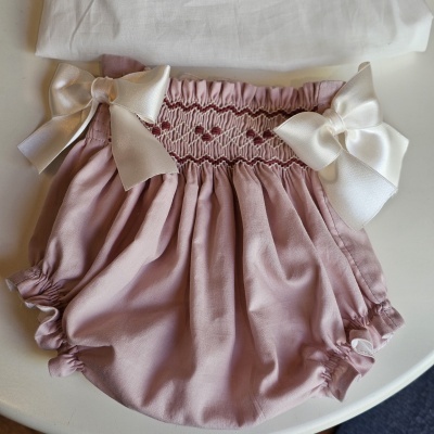 Culote rosa com laços brancos e bordado na cintura