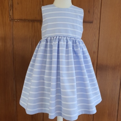 Vestido infantil azul claro com riscas horizontais brancas em manequim
