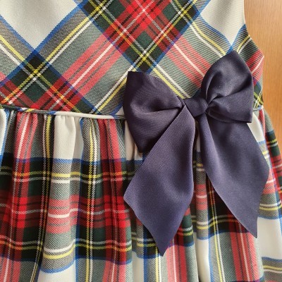 Vestido infantil aos quadrados com laço preto na cintura