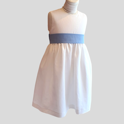 Vestido infantil branco com faixa azul em manequim