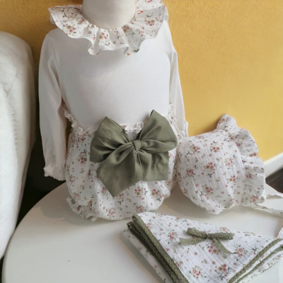 Conjunto de roupa para bebé com body branco, gola e punhos florais, laço verde, chapéu e babete florais