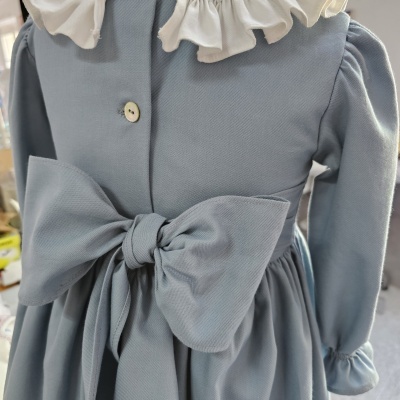 Vestido infantil cinzento com gola branca e laço grande na cintura
