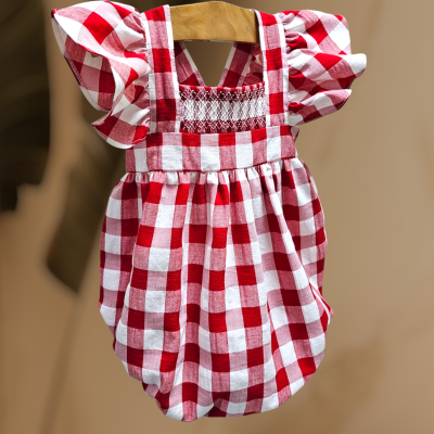 Vestido de bebé vermelho e branco xadrez com mangas bufantes.