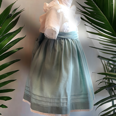 Vestido infantil branco e azul esverdeado com cinto largo num manequim
