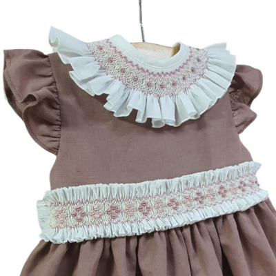 Vestido de criança rosa velho com folhos e bordados brancos e rosa