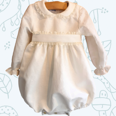 Macacão de bebé branco com gola redonda e renda, mangas compridas e saia bufante