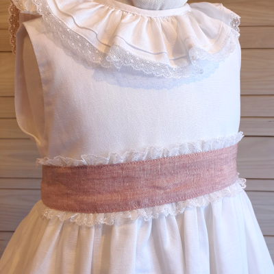 Vestido de criança branco com gola de folho e faixa cor-de-rosa