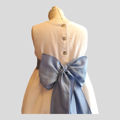 Vestido infantil branco com laço cinzento claro nas costas