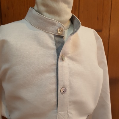 Camisa branca com gola mandarim e botões pérola com detalhes cinza