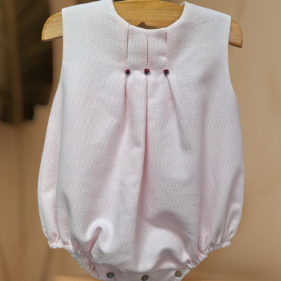 Body de bebé rosa com pregas e botões decorativos