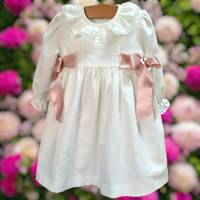 Vestido branco de bebé com gola rendada e laços rosa pastel