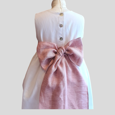 Vestido de criança branco com laço rosa nas costas