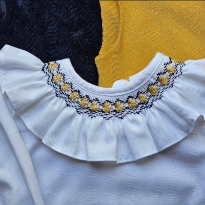 Blusa branca com gola com babados e bordados coloridos