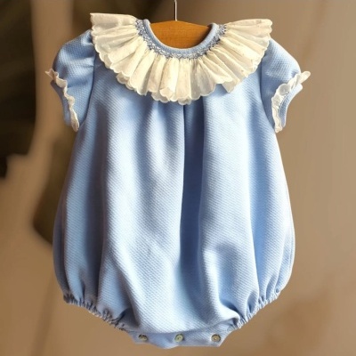 Fato de bebé azul claro com gola branca rendada e botões na parte inferior