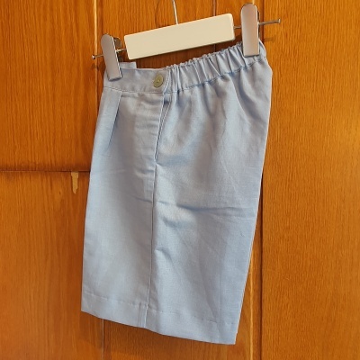 Calção infantil azul claro pendurado