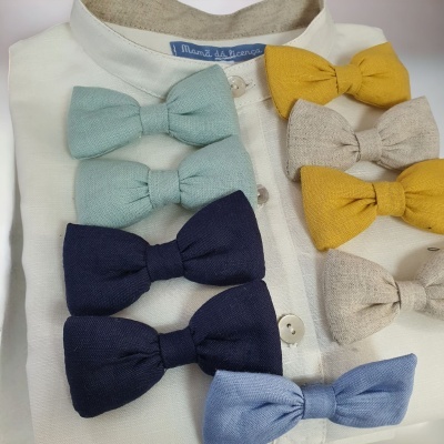 Camisa branca com gravatas borboleta coloridas