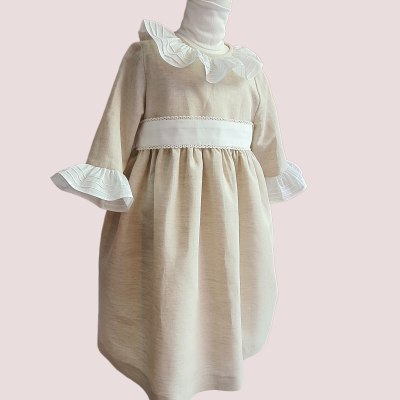 Vestido de criança bege com gola e punhos brancos com folhos
