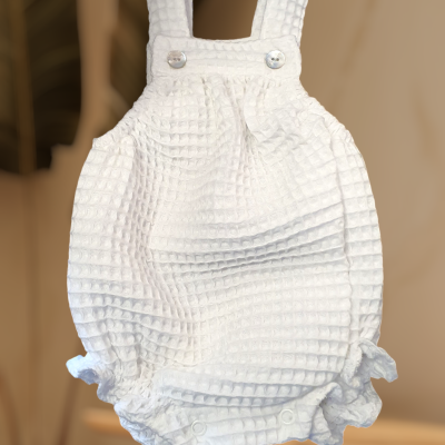 Jardineira de bebé branca com padrão waffle e botões