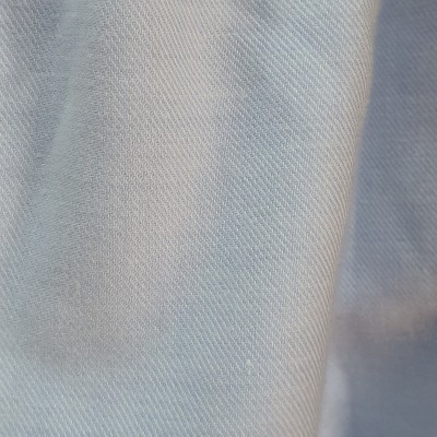 Tecido branco com textura diagonal detalhada