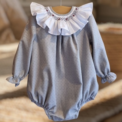 Body de bebé cinzento com gola branca folhada e bordado colorido