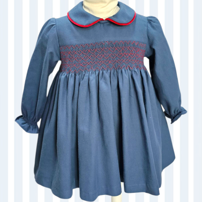 Vestido azul escuro com gola e bordado vermelho para criança