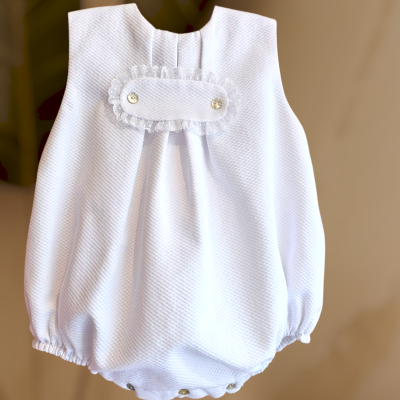 Babygrow branco texturado com bordado rendado e botões decorativos