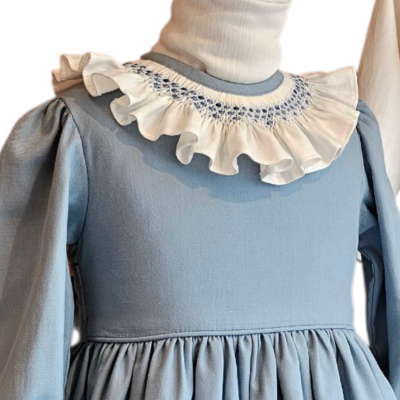 Vestido infantil azul com gola branca rodada e bordada