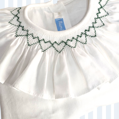 Blusa branca de bebé com gola franzida e bordado verde em forma de corações