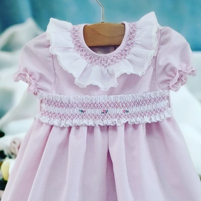 Vestido de bebé rosa com gola branca e detalhe smockizado